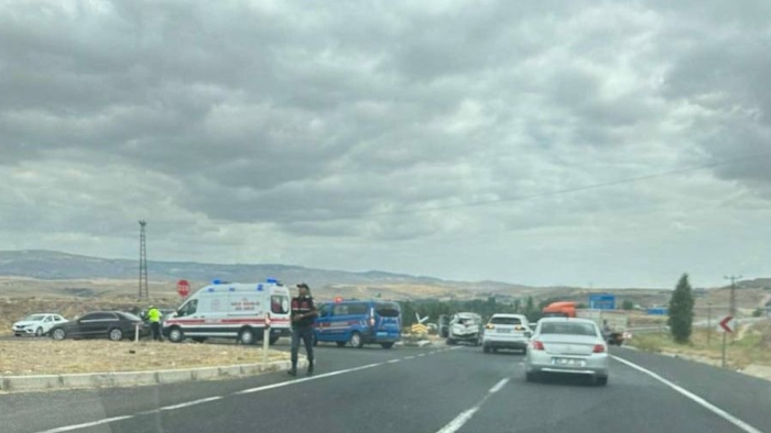 TIR ile otomobilin çarpıştığı kazada maddi hasar oluştu